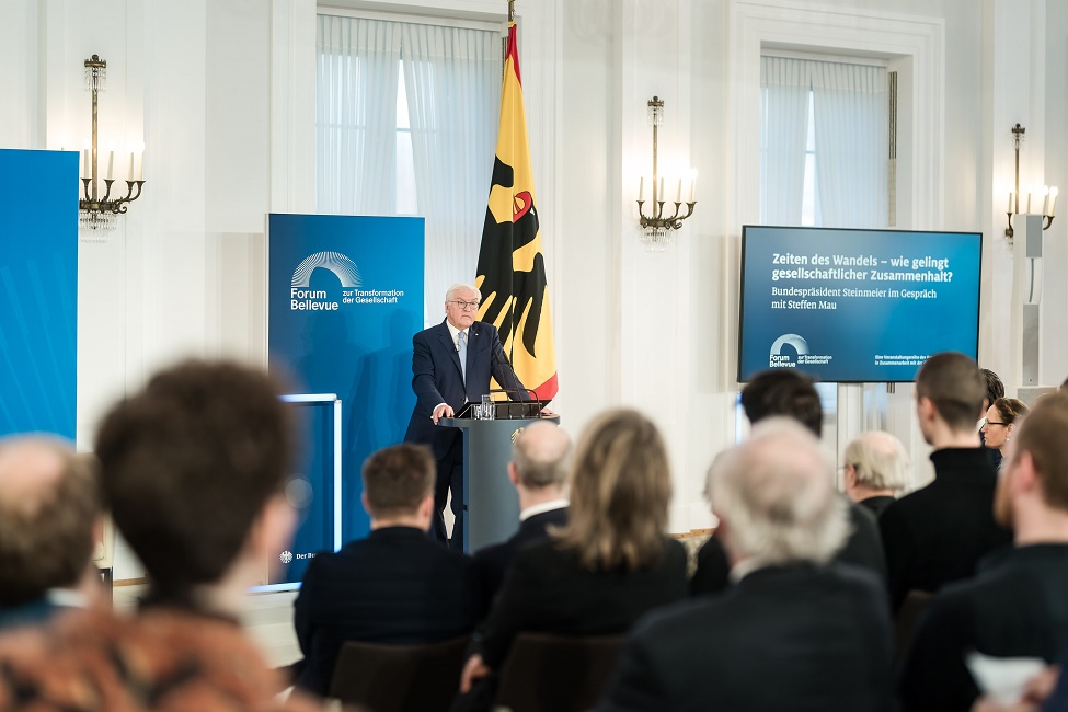 Bundespräsident Frank-Walter Steinmeier steht vor dem Publikum im Großen Saal des Schloss Bellevue am Rednerpult und hält eine Rede